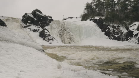 Starker-Strom-Und-Fluss-Des-Bergflusses-Mit-Steinkaskade-Und-Stromschnellen-Im-Winter-In-Quebec,-Kanada---Breiter-Schuss