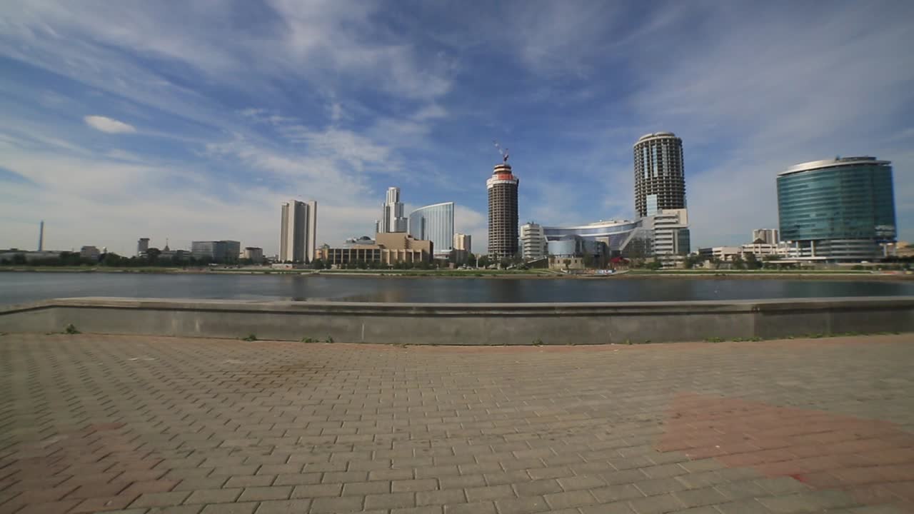 paisaje urbano con ciclista