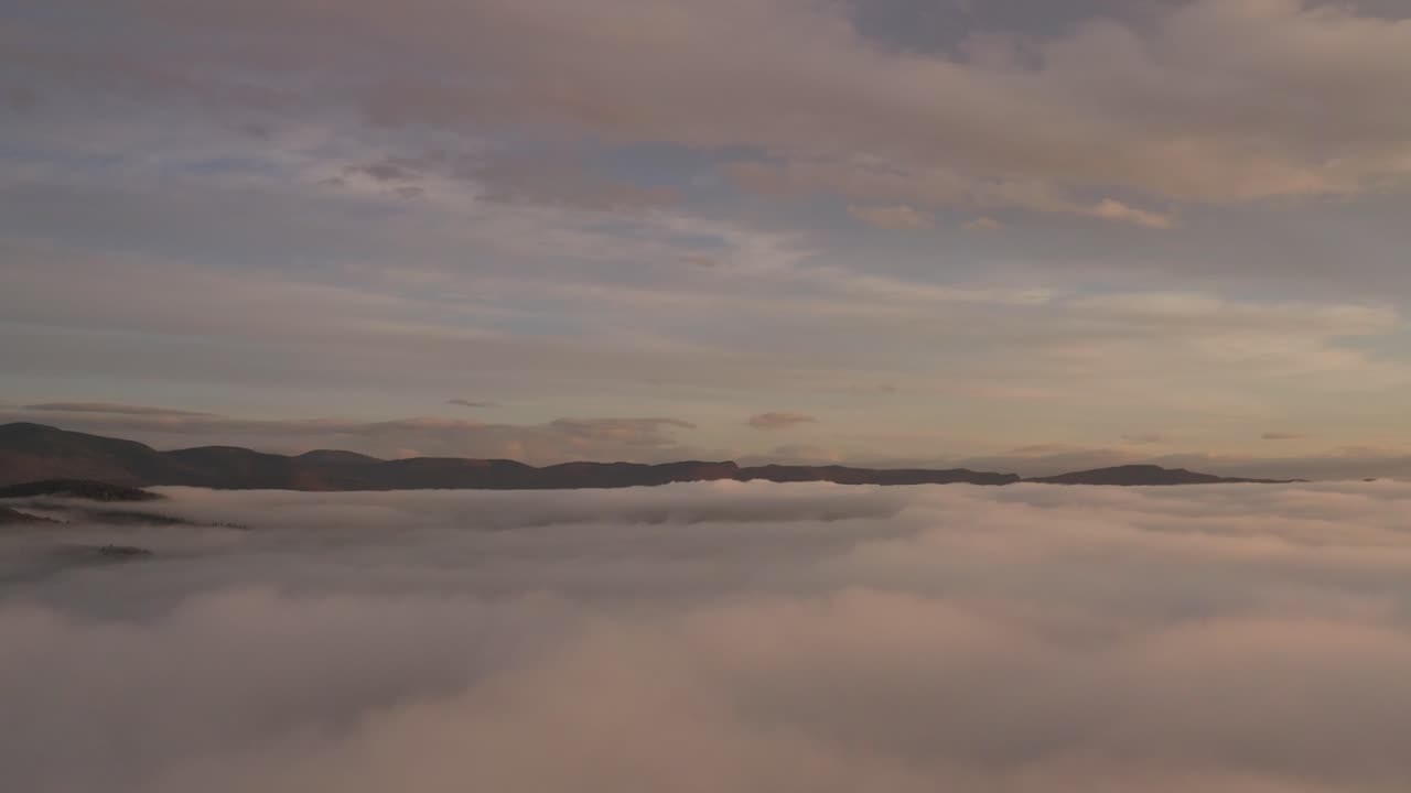 일출 공중 정지의 부드러운 빛으로 구름 위에서 본 하얀 산