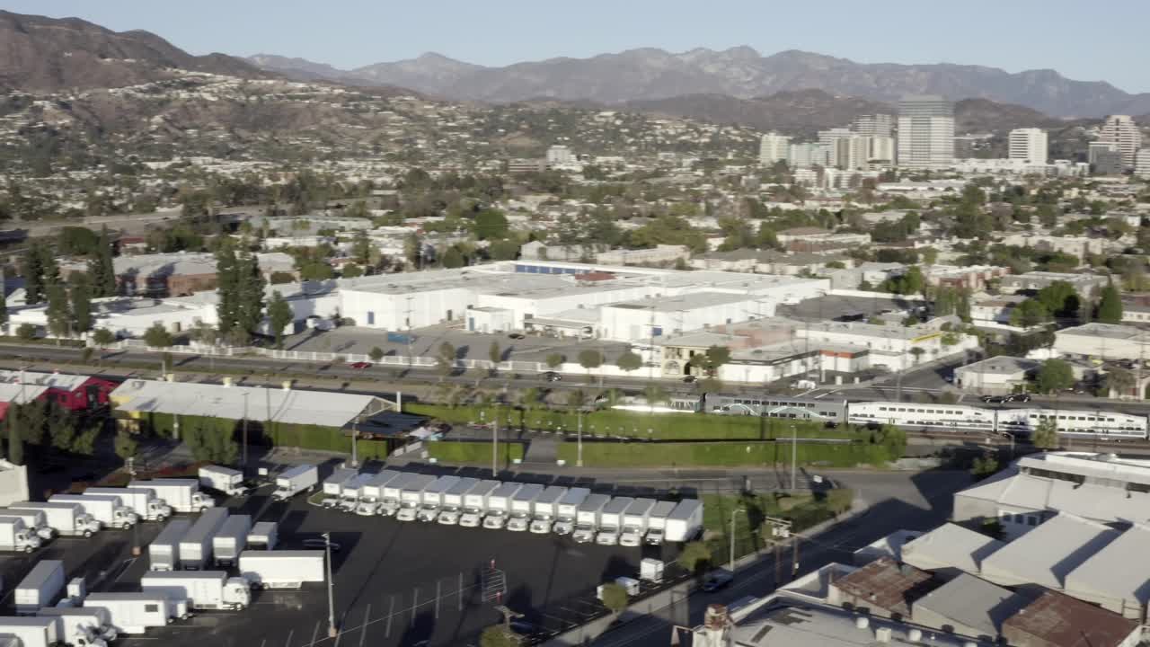 로스앤젤레스 메트로 링크 트레인, 글렌데일을 통해 이동하는 공중 전망, 낮 시간