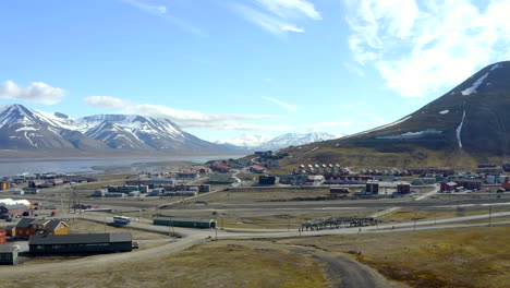 vuelo a través de la ciudad de longyearbyen en svalbard - spitsbergen