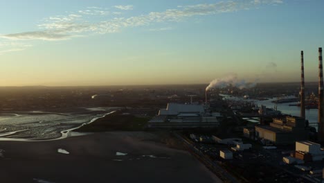 Antena-De-La-Planta-De-Energía-De-La-Bahía-De-Dublín-Al-Atardecer,-Camión-A-La-Izquierda