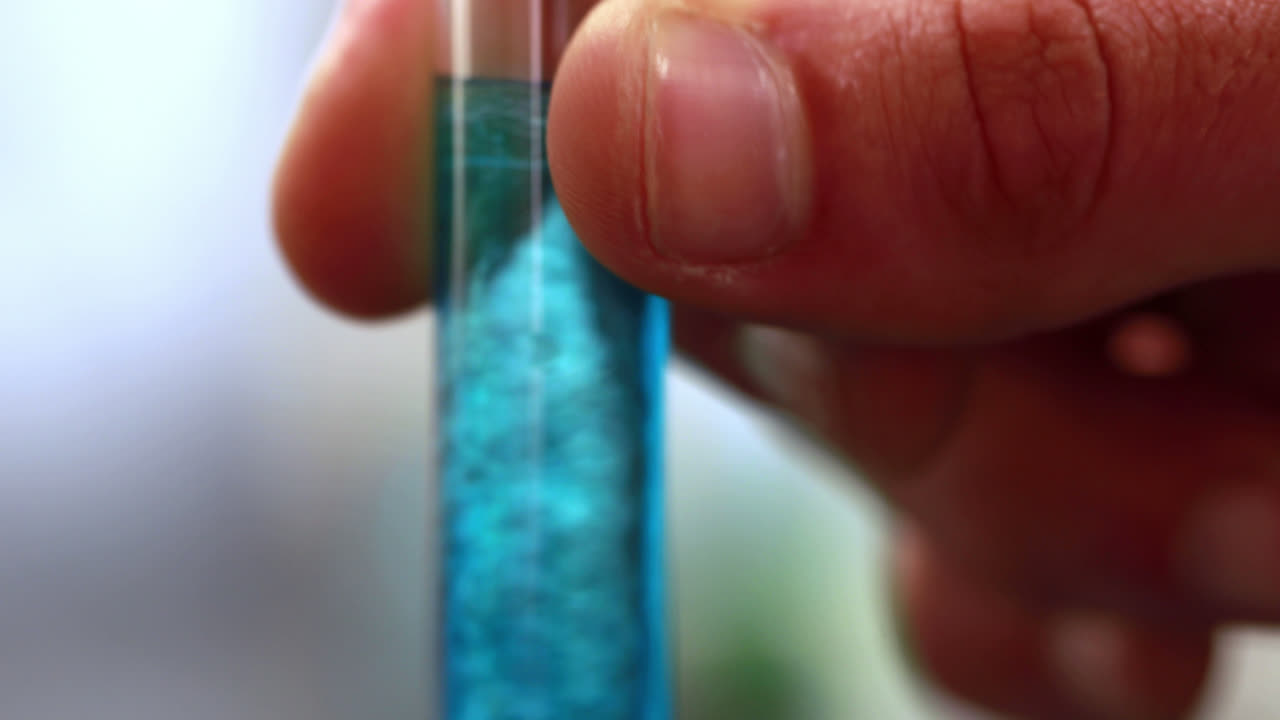 científico mezclando tubo de ensayo con centrifugadora