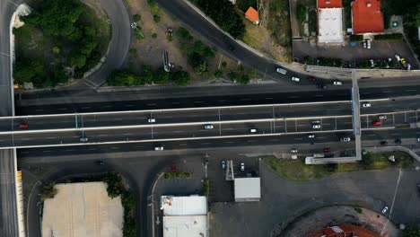 Hiperlapso-De-Una-Carretera-Durante-Una-Puesta-De-Sol,-Drone