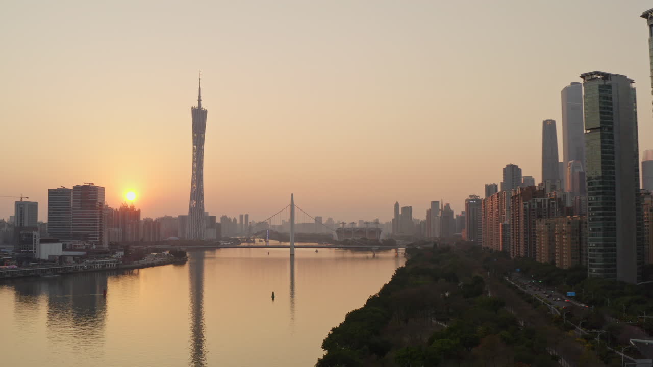 Blick auf den Perlfluss und das Geschäftsviertel (CBD) sowie den Park am Flussufer bei wunderschönem goldenem Sonnenuntergang