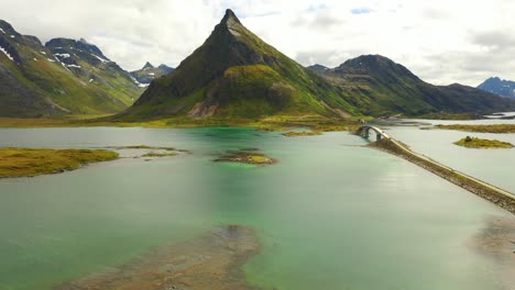 Tiro-De-Drone,-Isla-Lofoten-Noruega-Con-Increíbles-Colores-De-Agua