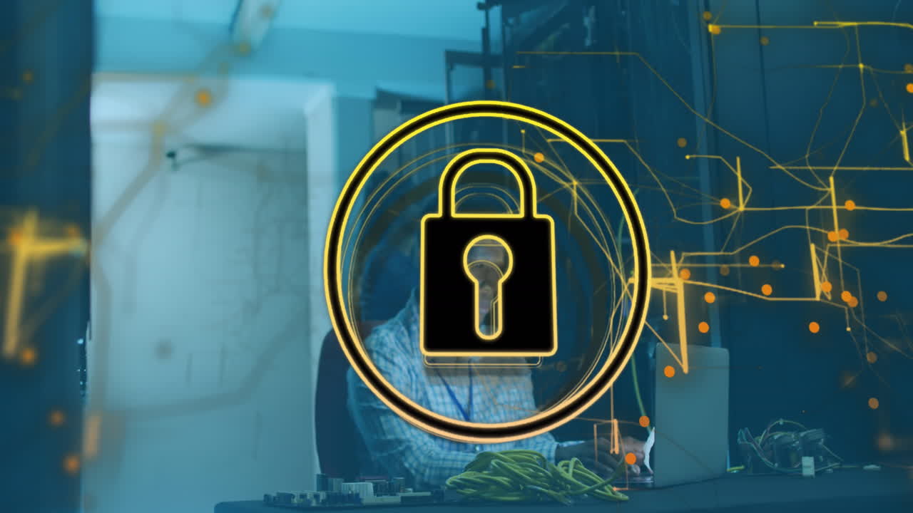 animación del bloqueo de iconos procesamiento de datos sobre el hombre de ti afroamericano por servidores informáticos