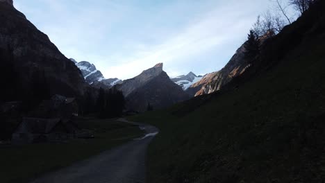 Eine-Bergalpen-Aus-Der-Ferne,-Tal-Und-Schnee-Im-Hintergrund