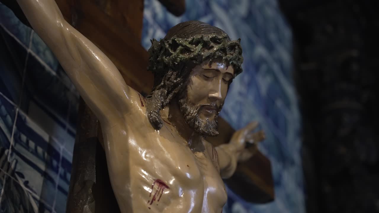 Primo piano di Gesù sulla statua della croce con corona e ferite all'interno della cappella