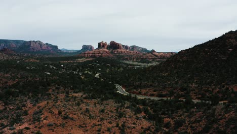 Coches-Viajando-Por-El-Desierto-De-Arizona.