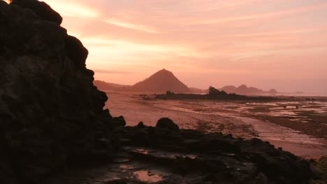 Das-Trockenriff-Von-Kuta-Lombok-Bei-Sonnenaufgang,-Mit-Einheimischen-Auf-Der-Suche-Nach-Nahrung-Und-Muscheln