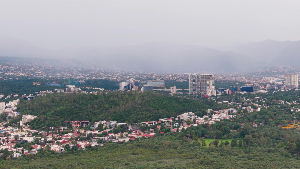 Panoramica aerea del sud di Città del Messico e delle riserve ecologiche.