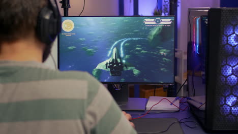 imágenes sobre el hombro de un streamer profesional