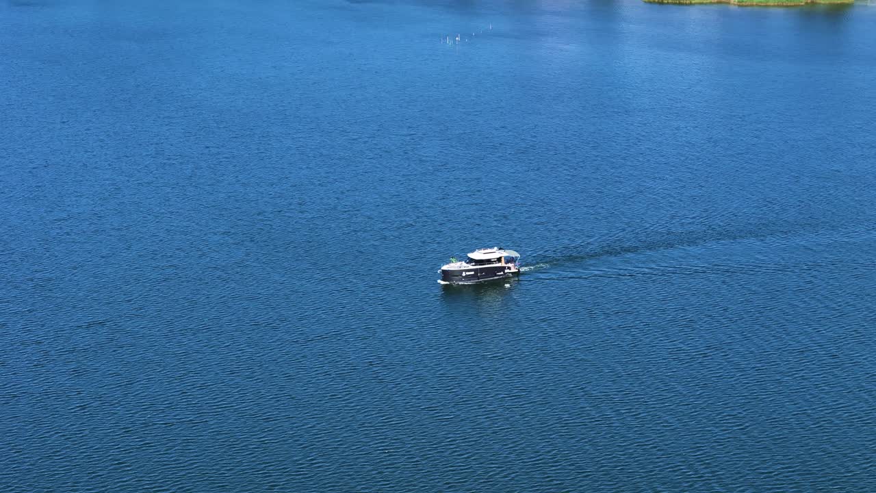 Yacht privato di lusso che naviga in acque profonde e blu, vista orbitale aerea