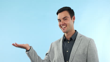 feliz, señalando y cara de hombre de negocios en el estudio