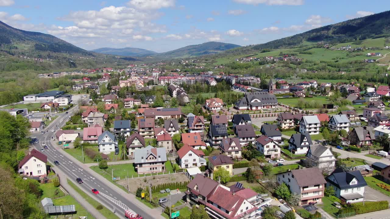 el pueblo de mszana dolna en el sur de polonia en un soleado día de verano, panorama aéreo