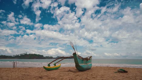 Ein-Wunderschöner-4K-UHD-Cinemagraph-Eines-Tropischen-Küstenstrandes-Und-Eines-Fischerbootes-Mit-Langem-Schwanz-In-Sri-Lanka