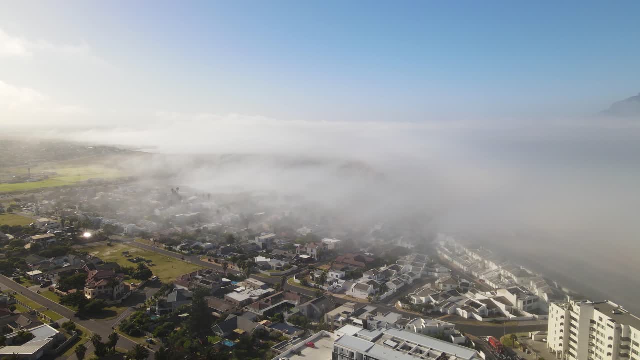 남아프리카공화국 케이프타운 외곽을 덮고 있는 안개층이 있는 아름다운 아침