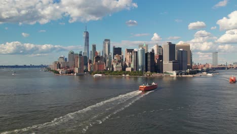 Prístina-Antena-De-Verano-Del-Centro-De-Nueva-York-Con-El-Ferry-De-Staten-Island-En-Primer-Plano