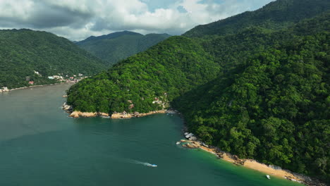 Drohnenaufnahme,-Die-Sich-Einem-Boot-An-Der-Küste-Des-Sonnigen-Puerto-Vallarta,-Mexiko,-Nähert