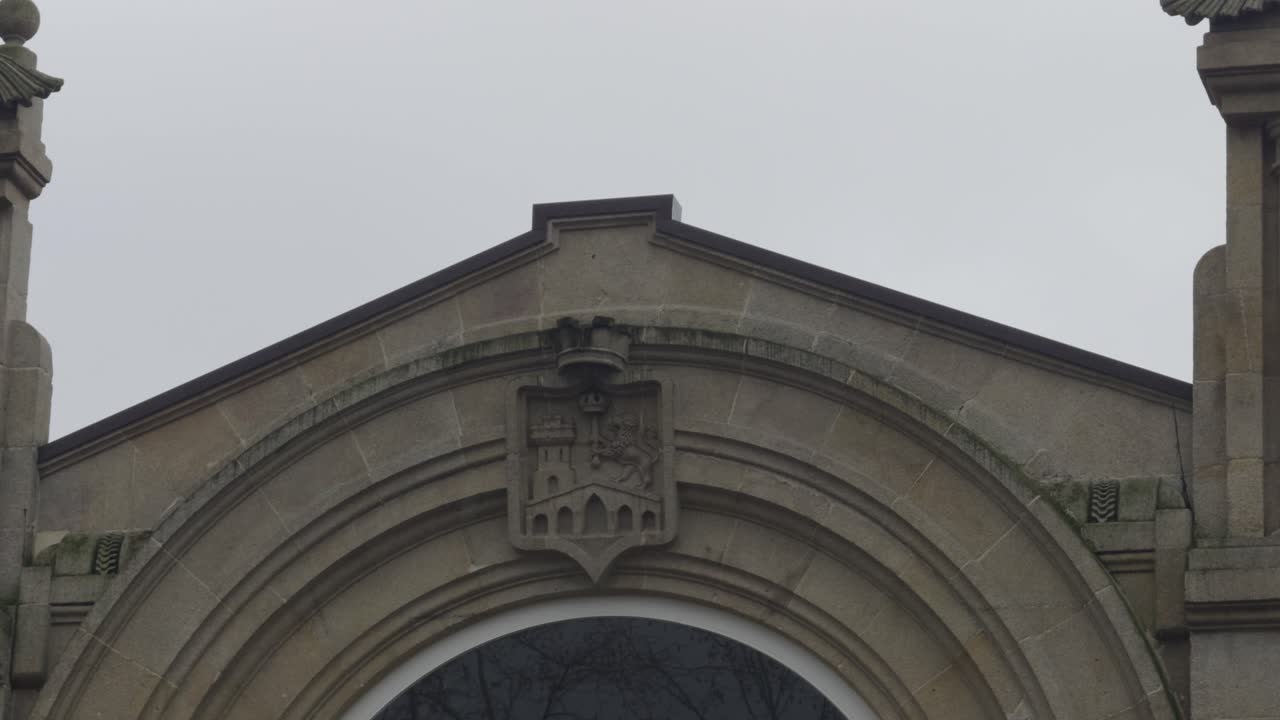 Stemma della città all'interno dell'arco del tetto al mercato di Ourense