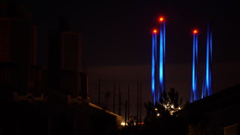edificios de estilo moderno y torres de puente de entrada de río indio en movimiento de lapso de tiempo
