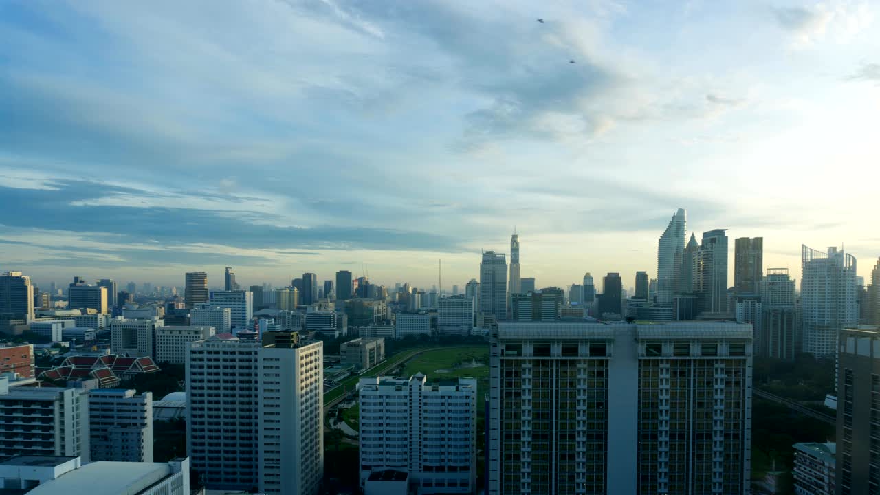 Bangkok: transição da noite para o dia vista de um ponto elevado (próximo ao cruzamento de Si-lom)