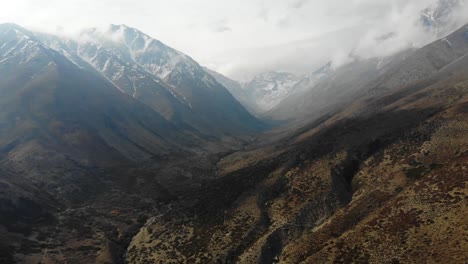 在 cordillera de los andes-4k 的一个阴天,无人机在雪山上接近