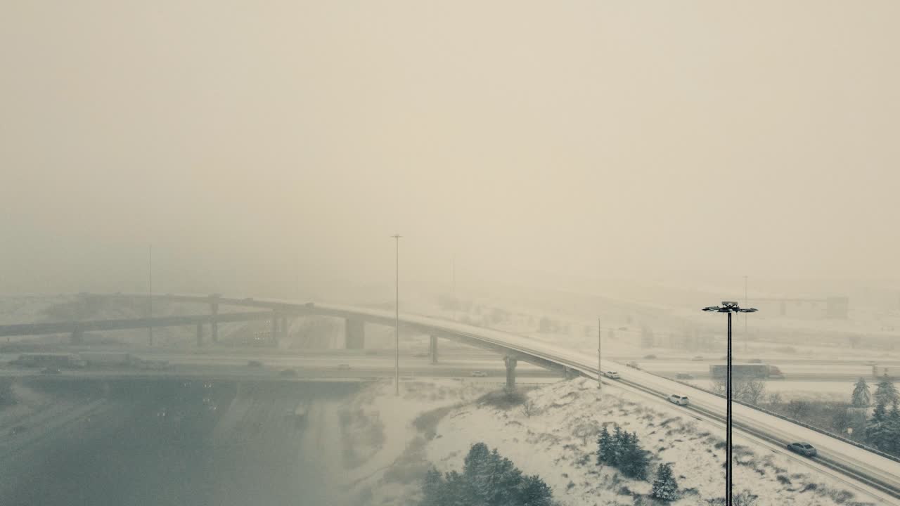 눈보라 동안 바쁜 주간 고속도로, 시야가 좋지 않은 위험한 상황에서 조심스럽게 여행하는 운전자, 토론토, 캐나다