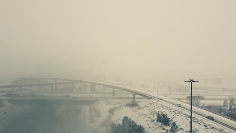 눈보라 동안 바쁜 주간 고속도로, 시야가 좋지 않은 위험한 상황에서 조심스럽게 여행하는 운전자, 토론토, 캐나다