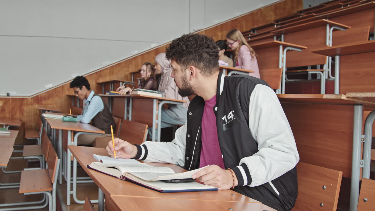 Studente che cerca di copiare durante un esame
