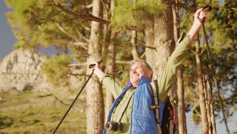 senior feliz y activo en el bosque.