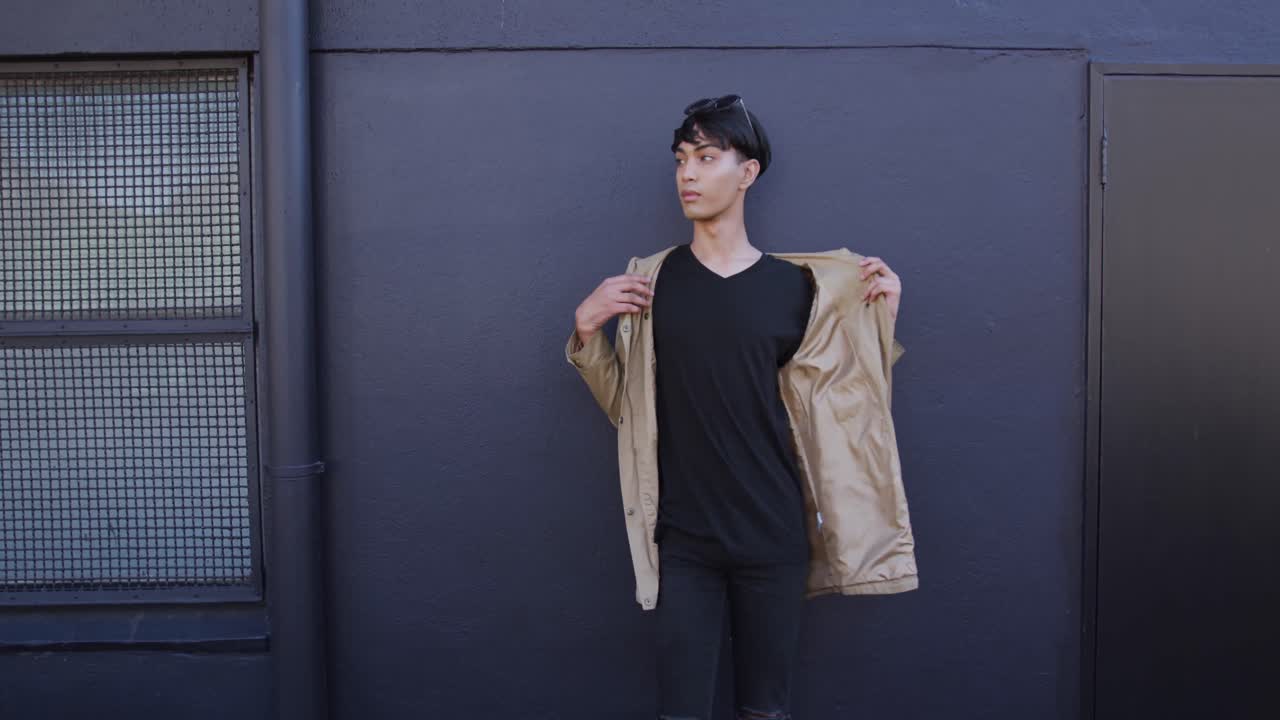 선글라스를 입고 포즈를 취하는 트랜스젠더 성인의 앞면