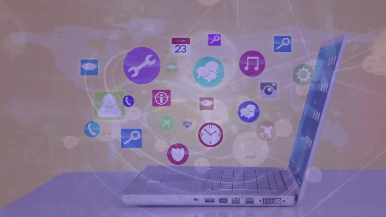 Animazione di icone multimediali ed elaborazione dati su laptop e mappa del mondo