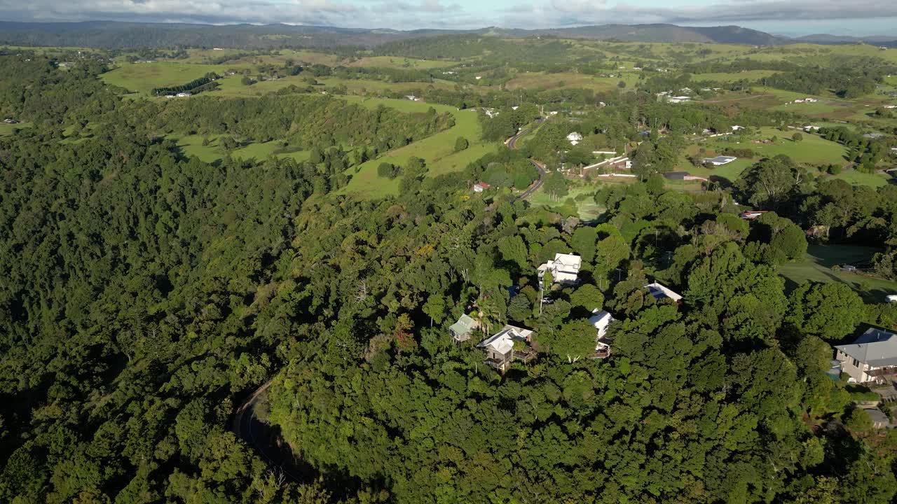 vista aérea sobre el valle de numinbah y beechmont en el interior de la costa de oro cerca de rosins lookout, queensland, australia