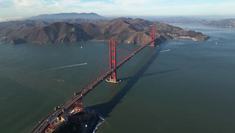 Vista-Aérea-Lejos-Del-Icónico-Puente-Golden-Gate---Dando-Vueltas,-Marcha-Atrás,-Disparo-De-Drones