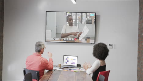 diversas personas de negocios en videollamada con una colega afroamericana en la pantalla