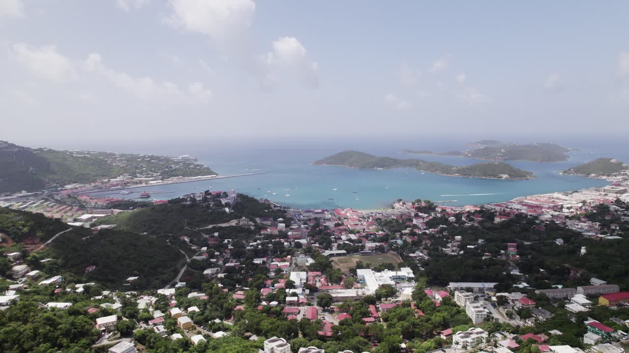 hermosa vista aérea de charlotte amalie islas vírgenes con vistas al centro de la ciudad playa y agua en primer plano muelles y barcos en el agua cielo azul nubes blancas agua turquesa