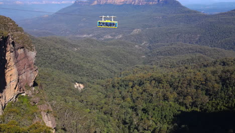 Carro-De-Teleférico-Amarillo-Cruzando-Las-Montañas-En-El-Mundo-Escénico-De-Las-Montañas-Azules-De-Sydney