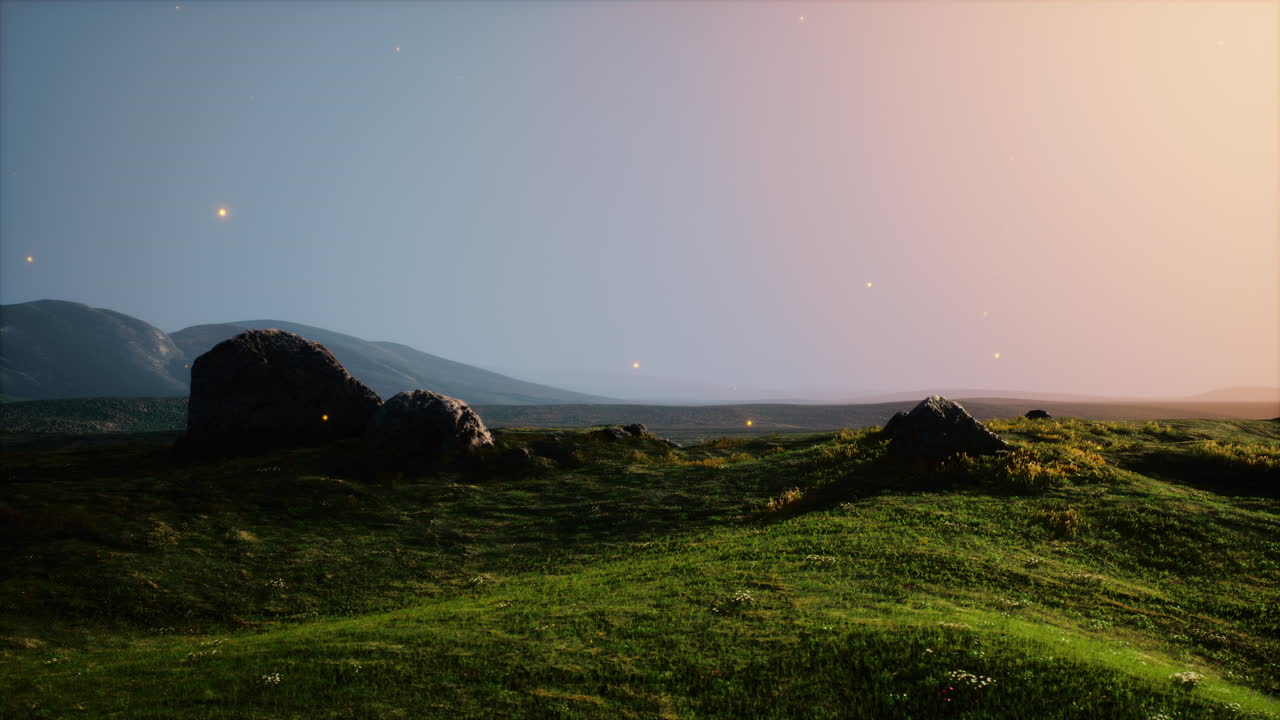piedra aislada en el prado en las montañas
