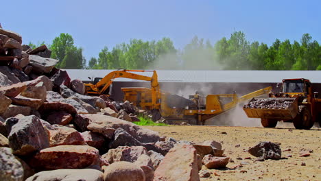 Jcb-Bulldozer-Beim-Sammeln-Von-Steinen,-Zerkleinern-Und-Abladen-Auf-Der-Anderen-Seite,-Statischer-Schuss