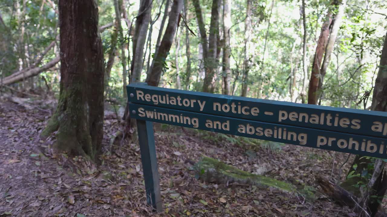 수영 및 abseiling에 대한 금지 통지