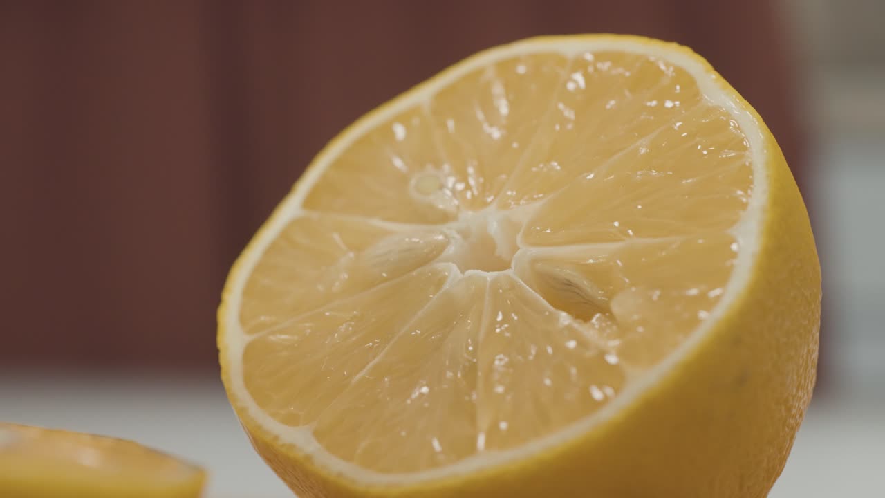 primer plano de un limón en rodajas