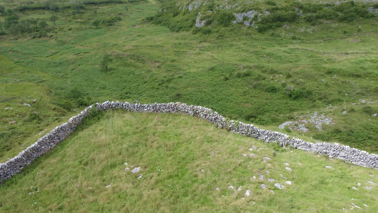 paisaje típico del oeste de irlanda, paredes de piedra seca y exuberante hierba verde