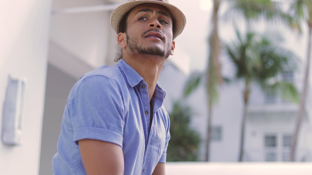 hombre guapo con sombrero