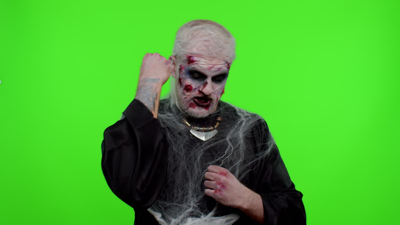 Zombie spaventoso Halloween uomo festeggiare il successo vincere urla gioisce facendo vincitore mani gesto dire sì