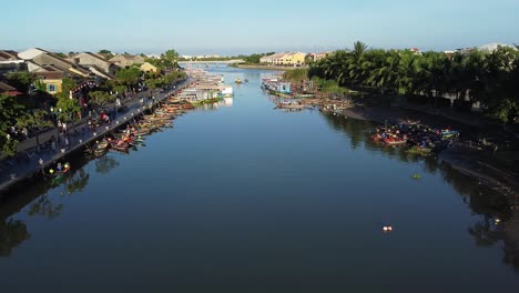 越南霍伊安 (hoi an) 的河船排队在平静反射的河水上空飞行