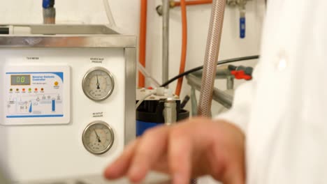 trabajador masculino que usa una computadora portátil en una fábrica 4k
