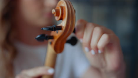 Manos-De-Adolescente-Afinando-El-Violín.-Mujer-Joven-Comprobando-Clavijas-De-Violín.