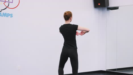 Estudiante-De-La-Escuela-De-Artes-Escénicas-Ensayando-Ballet-En-El-Estudio-De-Danza-Reflejado-En-El-Espejo